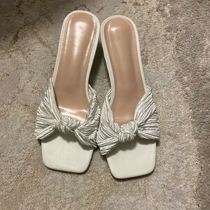 Boutique Knot Front Pleated NEW White Woman’s 2in chunky Sandals Size 9